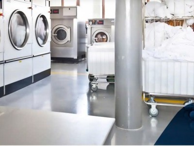 Máy giặt công nghiệp nên sử dụng hóa chất hay nước giặt là hiệu quả?