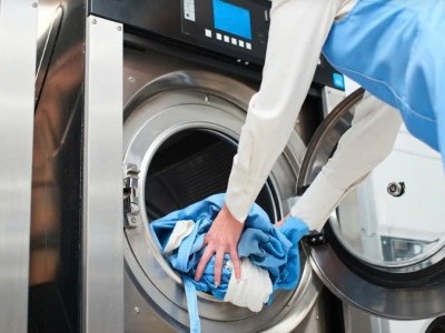 Hướng Dẫn Chi Tiết Cách Giặt Đồ Bệnh Viện Bằng Máy Giặt Công Nghiệp Hiệu Quả